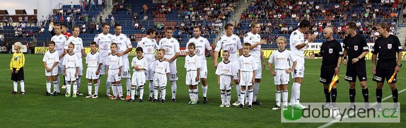 Přípravka na zápase Slovácko-Teplice  srpen 2012.Doprovod prvoligových hráčů našimi kluky z přípravky při utkání 1.FC SLOVÁCKO vs. FK TEPLICE. Zleva Jan Mezihorák, Martin Vítek, Martin Bábík, Dominik šimek, Patrik Dohnal, Šimon Daňhel, Lukáš Polanský, Jar